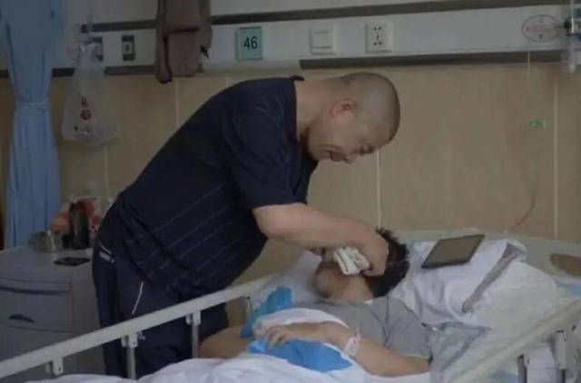 中国首例冷冻人8年后	，丈夫对其复活信心逐渐减弱，交往新女友但家中仍保留妻子照片和物品，最新回应