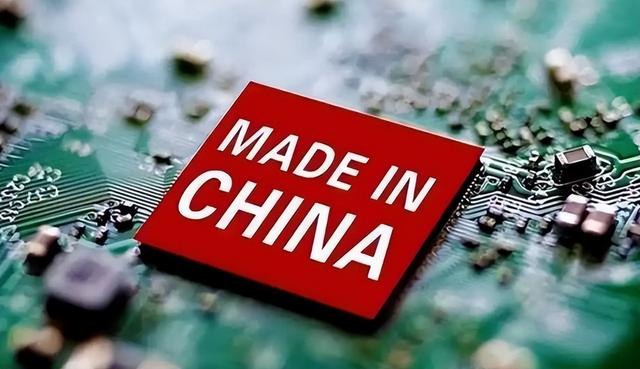 中美芯片摊牌！现实比封锁更狠：美国不是卖芯片，是想抽中国脊梁