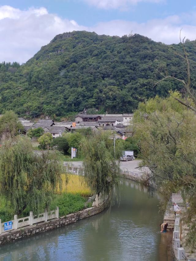 一窗佳景王维画，云峰八寨风景如画