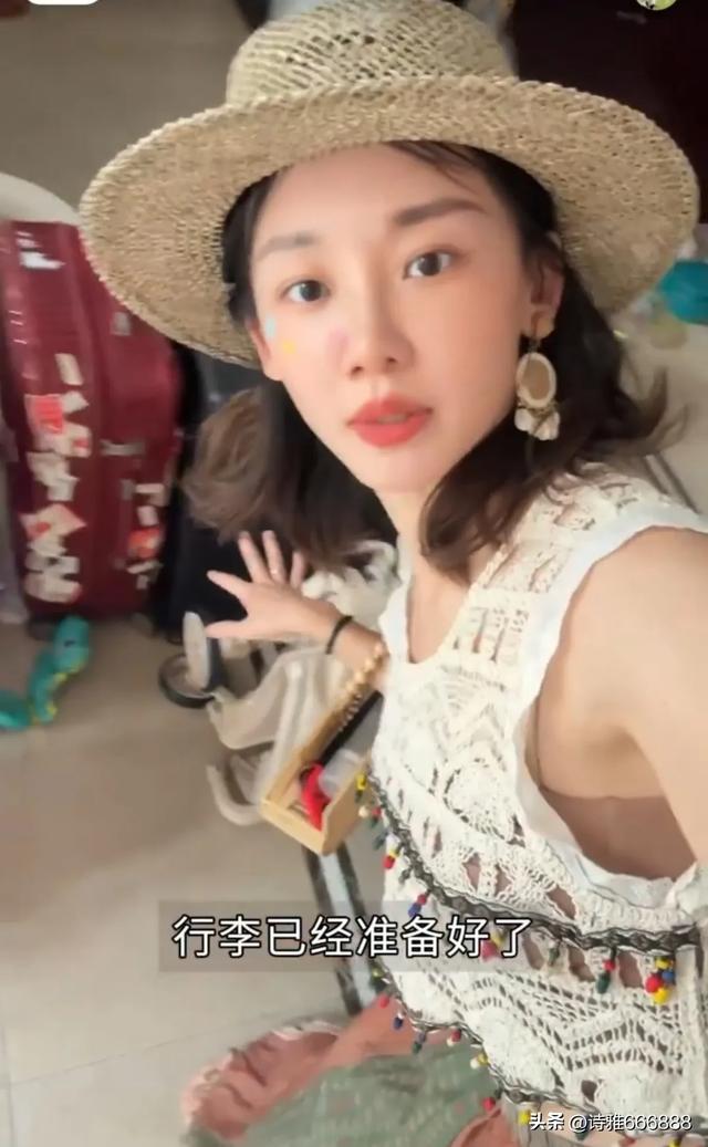 郑恺和苗苗暑假带儿女去阿那亚旅游，一家人幸福感都溢出屏幕了！