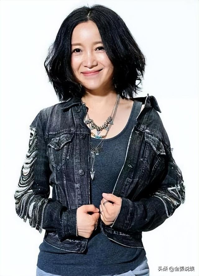 连上5次春晚	，却和恩师同居怀孕被骗流产，如今56岁的她依然单身