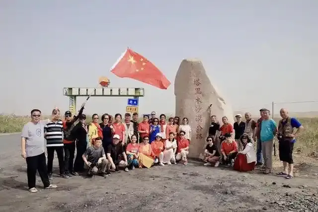中国最大沙漠中唯一小镇，四周被黄沙覆盖，为何生活着2万人？