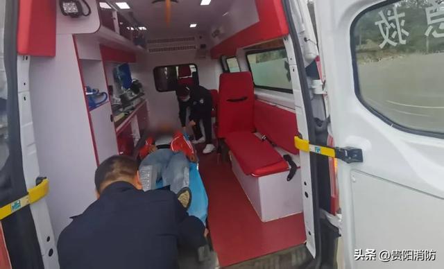 贵阳一中年男子徒步登高拍照时,不慎踩空摔伤被困→