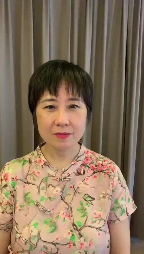 李鹏总理儿媳罕见留影，五官端正长相大气，爷爷功勋卓著比肩元帅