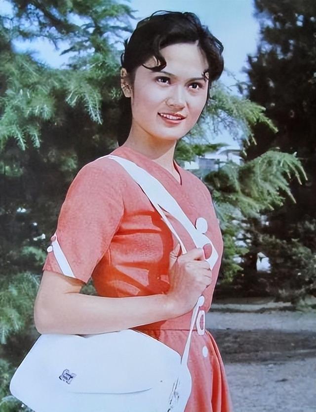 她是天生丽质的美女演员，嫁给军委副主席之子，离婚后成知名画家