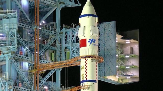 神舟二十飞船遭撞击，罪魁祸首是谁？航天员如何平安回地球？