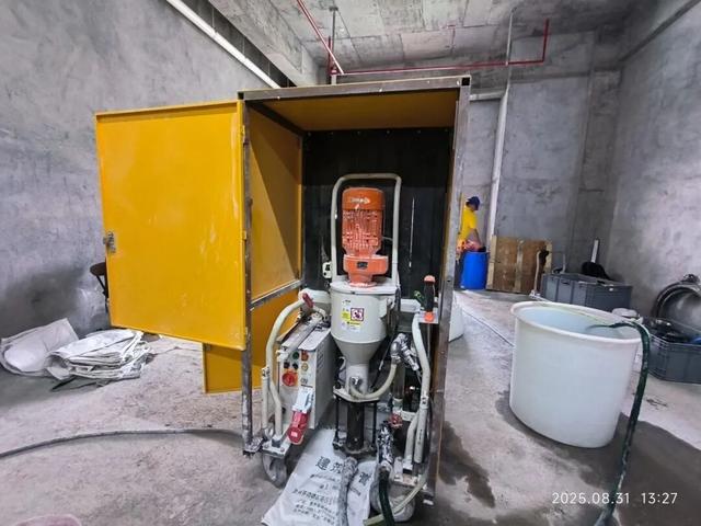 广州建筑集团举行智能筑墙机器人观摩活动