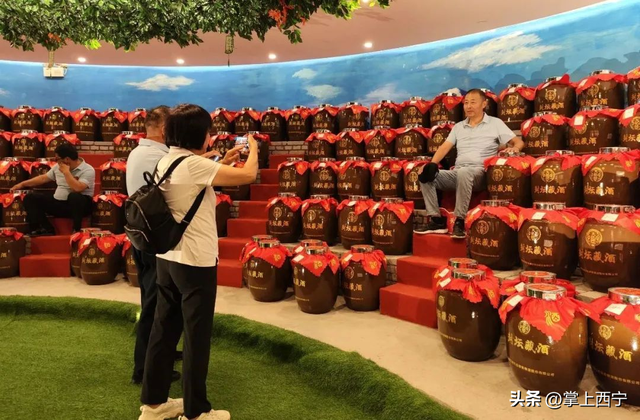 “千人游厂·万人游园”共赴青稞酒乡