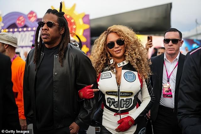 44岁碧昂丝陪F1七冠王飙车，衣着不当被网友力劝，“拉上拉链吧”