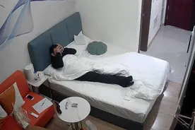 35天不用手机奖40万？男子交9千元挑战半天被淘汰：揉眼睛超过3秒，律师：商家并不构成欺诈！图片