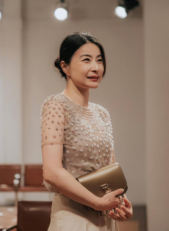 霍启刚高调官宣喜讯仨月，郭晶晶再破天花板，让整个贵妇圈沉默了