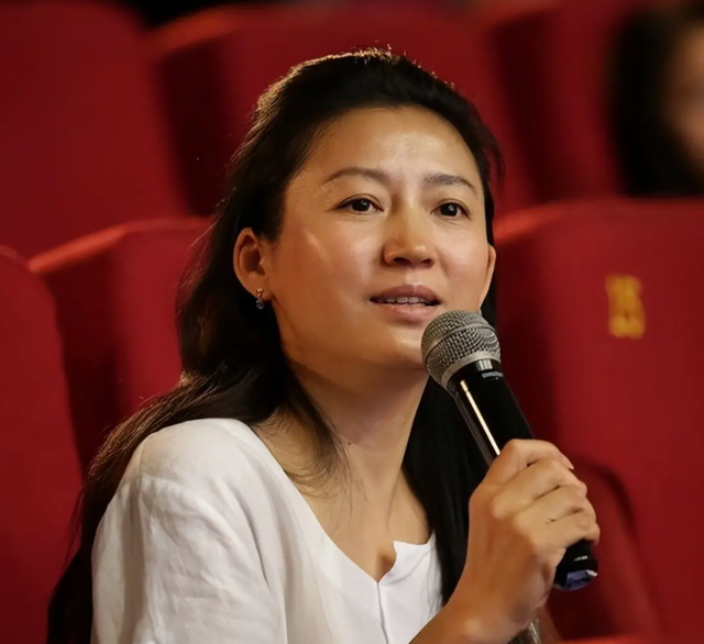 善恶到头终有报！57岁央视女主持王小丫，已走上另一条大路