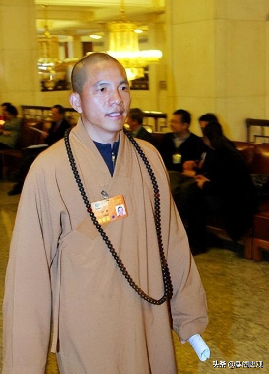 新住持上任不到一天，印乐与美女照片被曝光！与释永信区别太明显