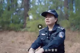 曾偷穿爸爸警服的小女孩把荣誉证书带到了父亲墓前图片