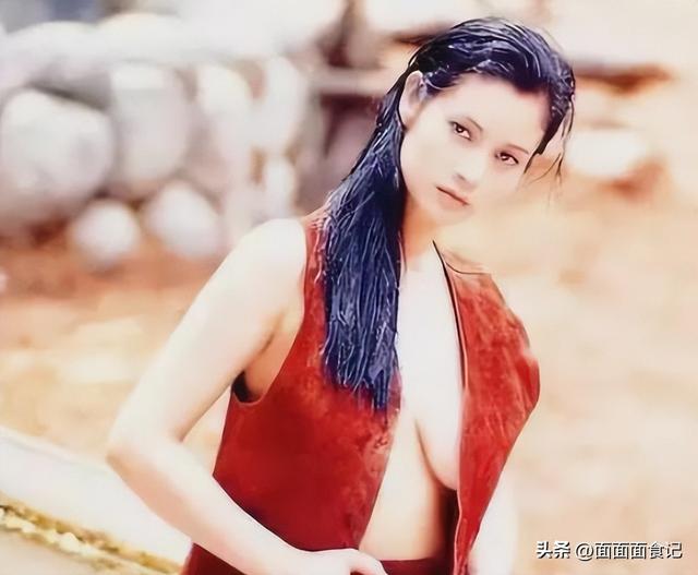 认干爹，拍风月片，被导演霸王硬上弓，没想到如今53岁下场唏嘘