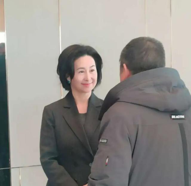 何超琼现身经济论坛，皮松肉垮不敢认，郭晶晶富态霍启刚好娇羞