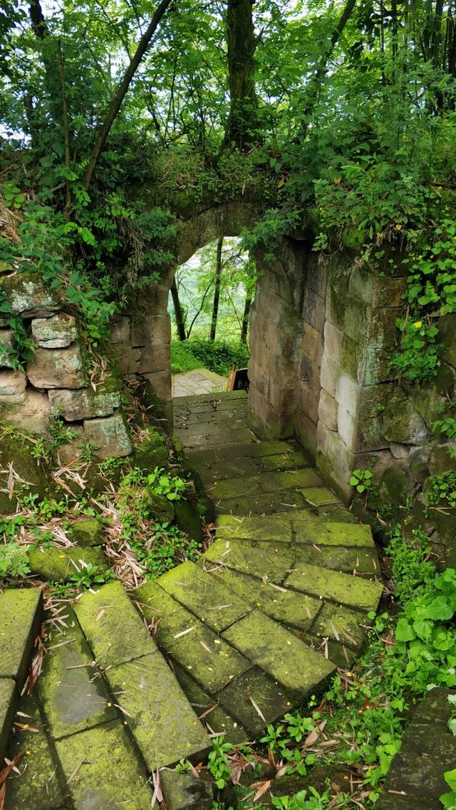 重庆九龙坡有一座明朝大寨，拥有18道城门，相传张献忠在此称帝