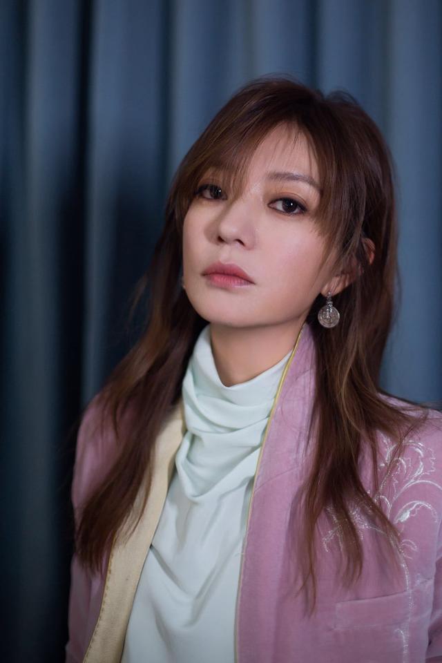 拔出萝卜带出泥！49岁赵薇近况被曝，原来圈内封杀只是冰山一角