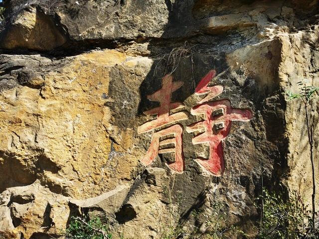 洛阳最可惜的千年石窟：好心涂金身、画红唇，反而毁掉国宝！