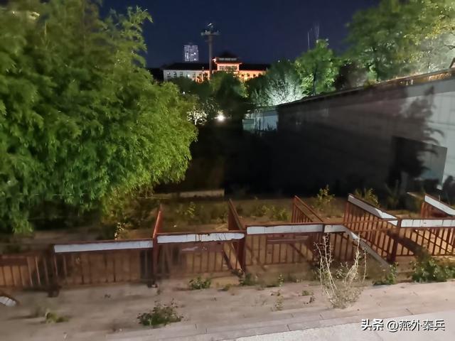华清宫外的夜色，是文旅的尴尬，居民的闲娱，游客的懵逼