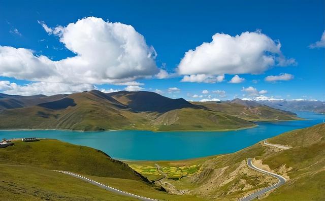 川藏线上被遗弃的豪车这么多，为何没人敢捡？当地人：你捡个试试