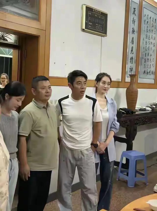 李小冉快50岁了还这么丰满，瘦却很有料，让人好奇她是怎么做到的