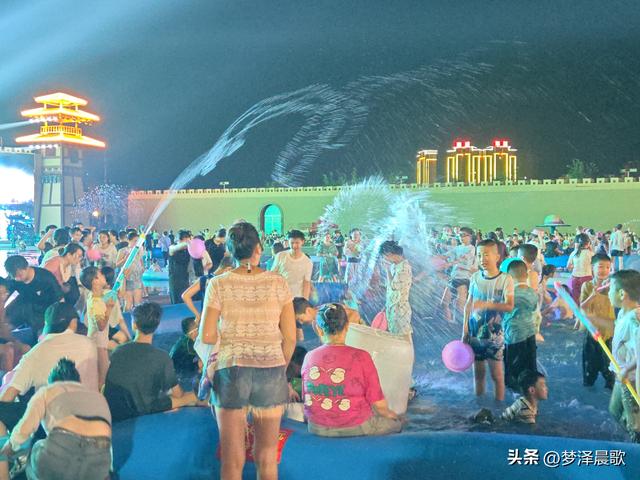 湖北：云梦举办首届花样泼水电音节