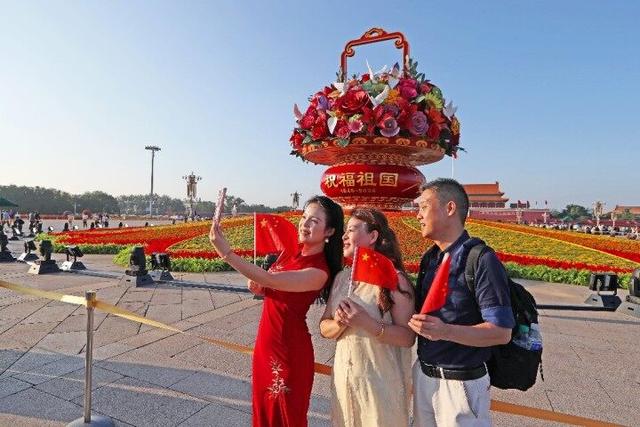 “祝福祖国”花篮亮相天安门广场吸引游客争相打卡