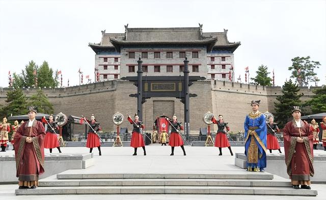 暑假西安城墙旅游热 迎宾开城仪式带领“穿越古今”