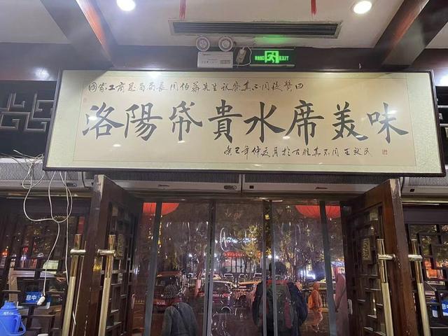 我和老伴带着孙子一起去洛阳旅游