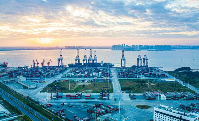 中美日上半年外贸额差距：美国3.7万亿，日本0.72万亿，中国呢？