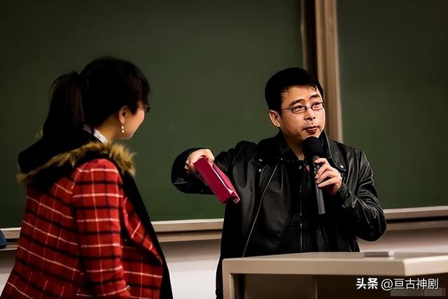 那个曾扬言让中国给全世界道歉，惨遭央视开除的阿丘，如今怎样了