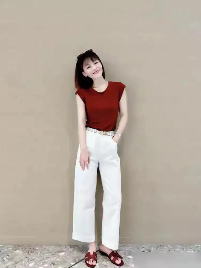 白裤子配什么衣服才能清爽又高级，红色是不错的选择
