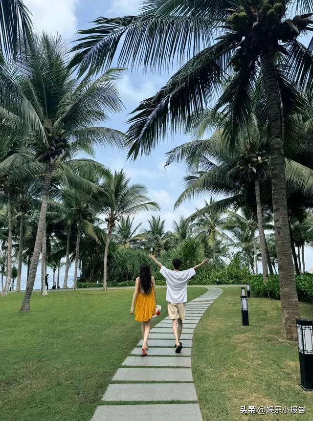 懒懒又去日本陪男友王思聪了,穿成这样,可真抗冻呀