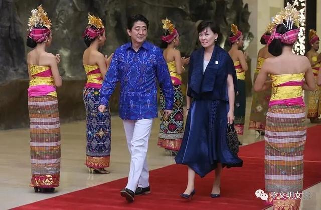 61岁安倍昭恵：丈夫遇刺后搬离婆家，种地疗伤，常去安倍坟前上香