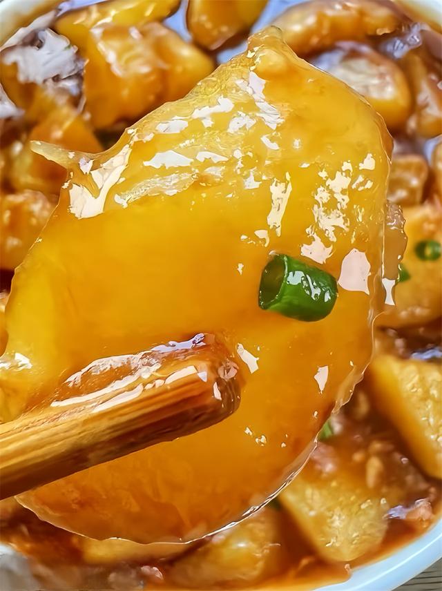 红烧土豆块这样做，拿肉都不换，软烂酥香，步骤详细，好吃又下饭