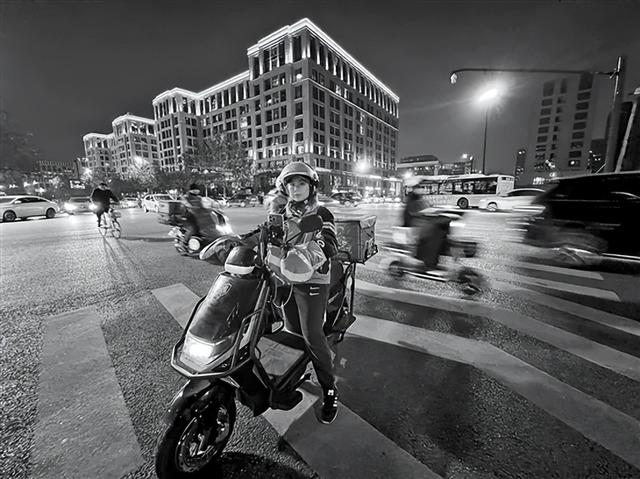 经济增速变缓，曾月入2万高管后改行送外卖，女骑手开始越来越多