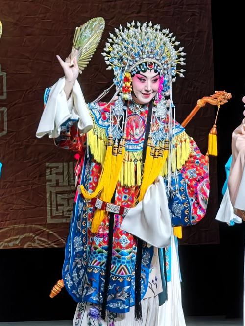 离婚18年才发现，身价上亿住四合院的李成儒，真的配不上史依弘
