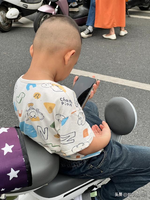 孩子初中三年不玩手机，就能领先大部分同学，老教师就是这个观点