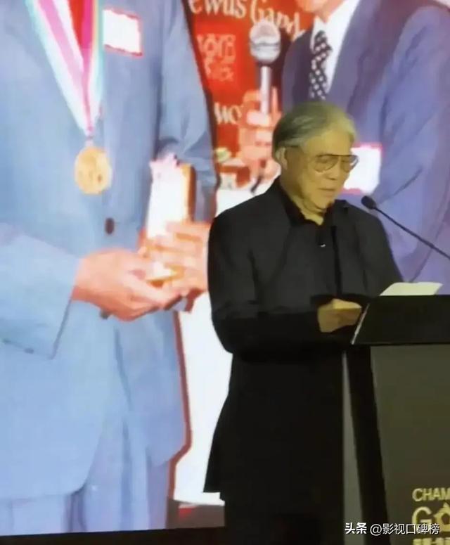 郭晶晶夫妻俩在高铁站被偶遇，没有戴口罩，霍启刚拉着破旧行李箱