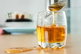 经常喝点蜂蜜水有5个好处，可惜有5类人群不适合喝！图片
