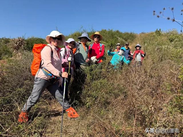 走石林仙女湖、观雷打石石林，徒步穿越绵延石林间，我们惊叹不已