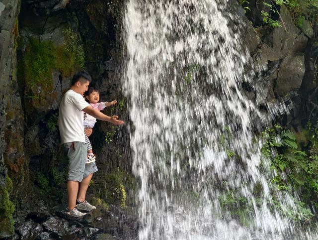 龙湾群火山口湖寻奇：在吊水壶与西夹荒邂逅地质与人文的诗篇