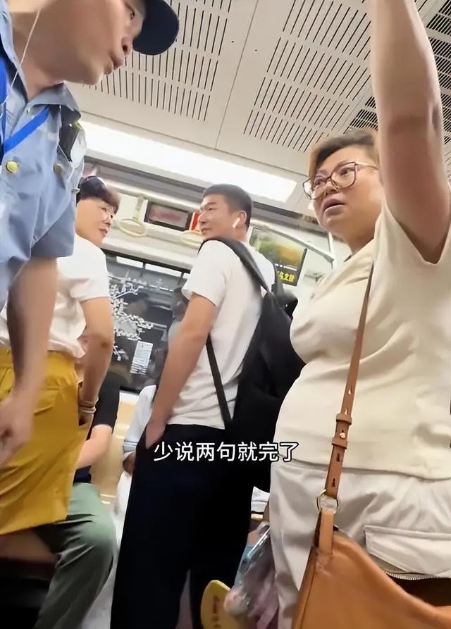 反华势力出现？女子大闹北京地铁，逮着谁骂谁，叫嚣中国不如美国