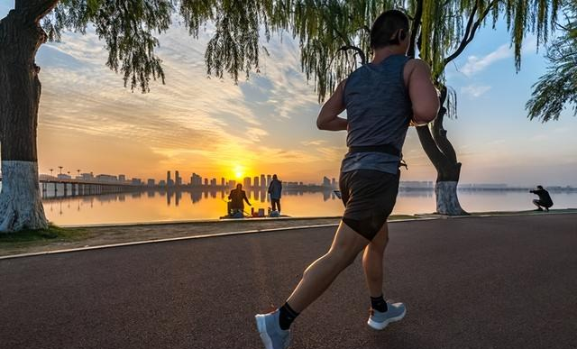 “经常运动”被推翻？医生建议：过了55岁，最好保持7个锻炼习惯