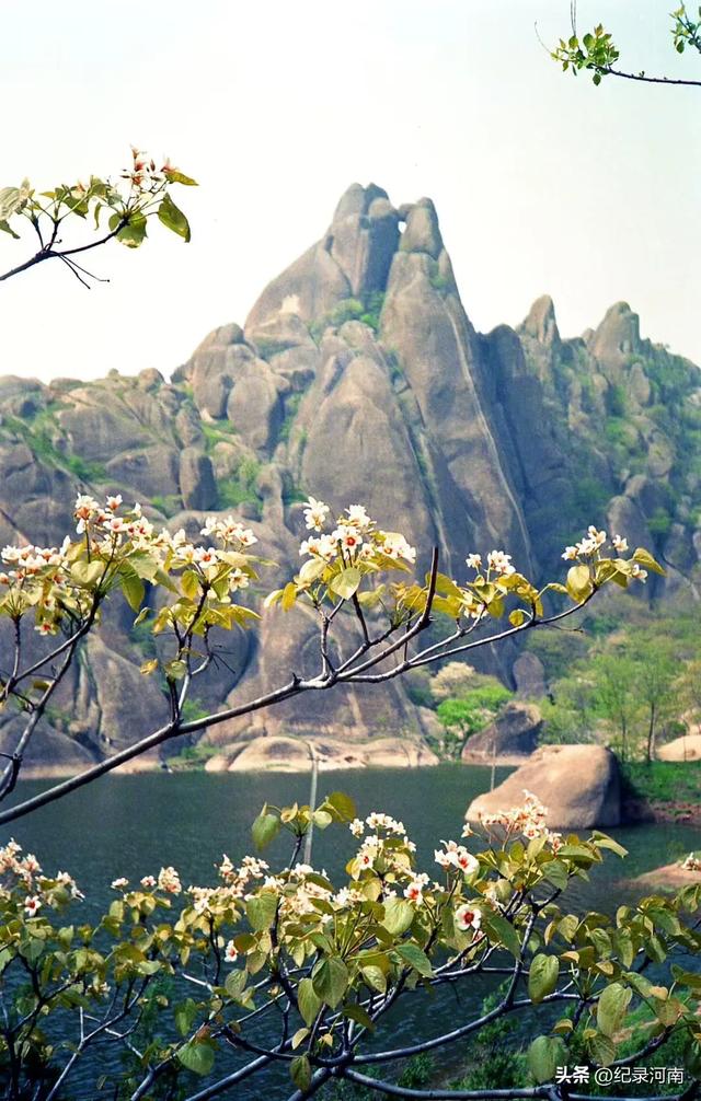 1998年4月18日拍摄的嵖岈山。27年前，嵖岈山还是原生态的山