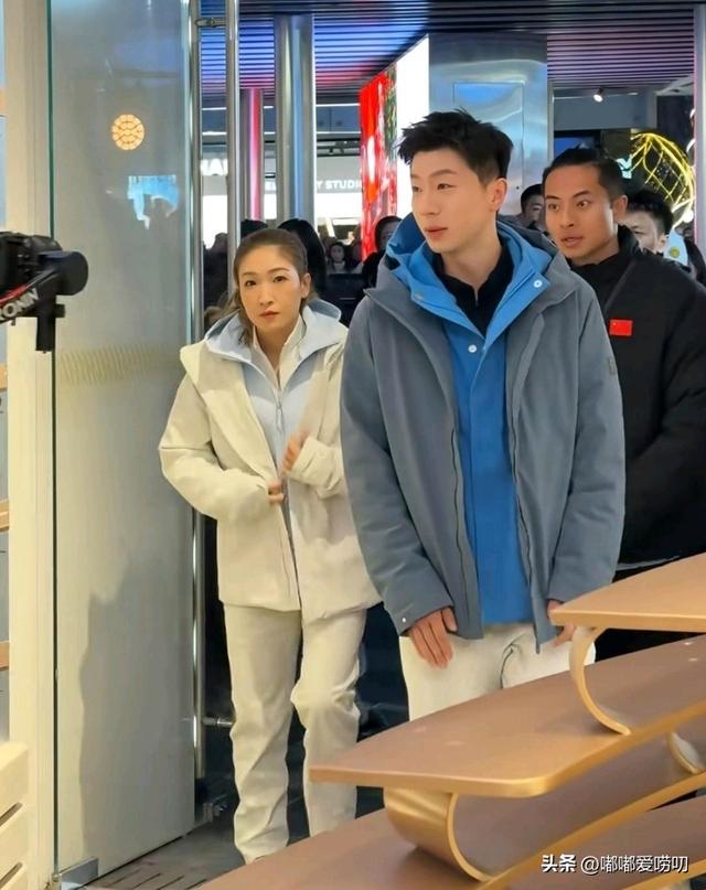 马龙刘诗雯现身北京三里屯鞋店，俩人打扮休闲有型	，男帅女美亮眼