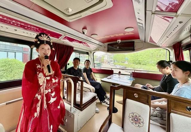 乘坐全国首辆唐诗主题观光车 沉浸式体验西安的唐诗文化