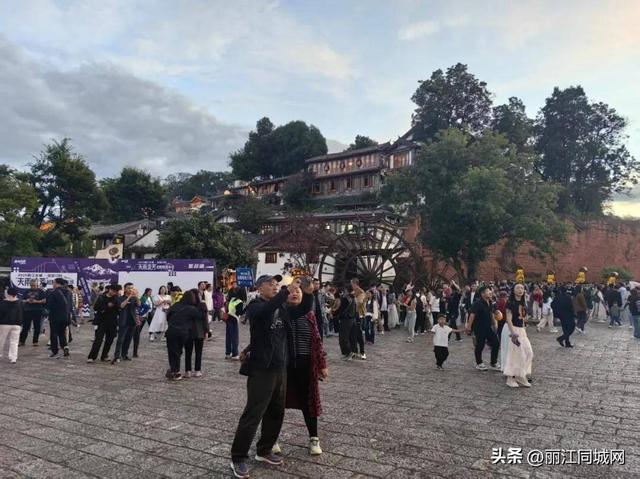 双节同庆乐游丽江古城 八方游客沉醉诗与远方