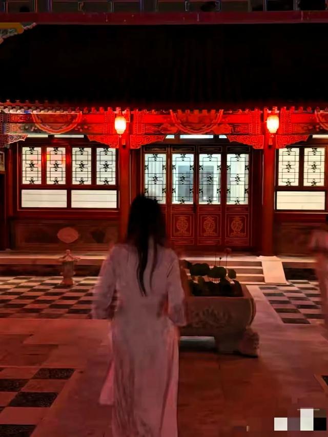王诗龄夜探自家北京小院！一袭旗袍+静默神情 中式氛围感有点吓人